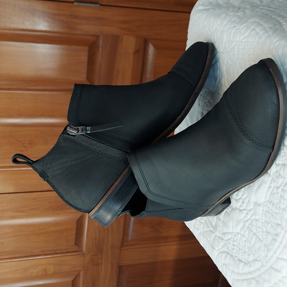 Toms Shoes - * TOMS Reese Black Leather Comfy Ankle Bootie, 1" Heel, Size 8.5 Wide, Like New